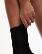 New ribbed frill socks in black