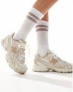sporty ribbed socks in white and brown